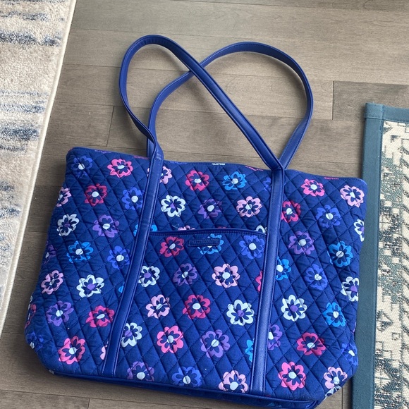 Handbags - Vera Bradley tote bag BRAND NEW! Comes with cute magnetic close wallet